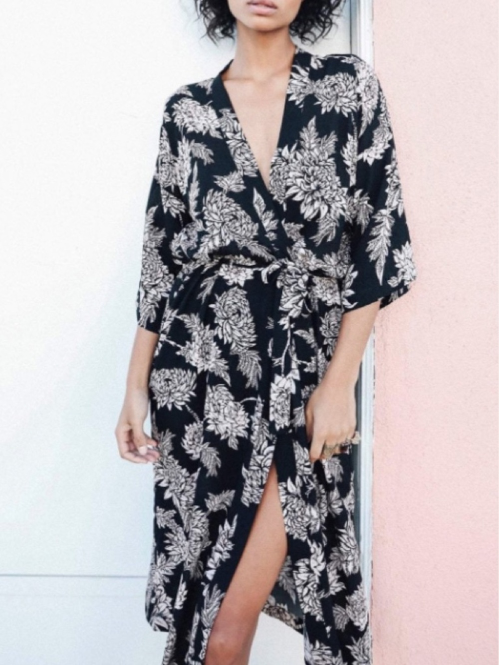 Novella Royale Dahlia Jane Robe Royale Black Floral Kimono M/L